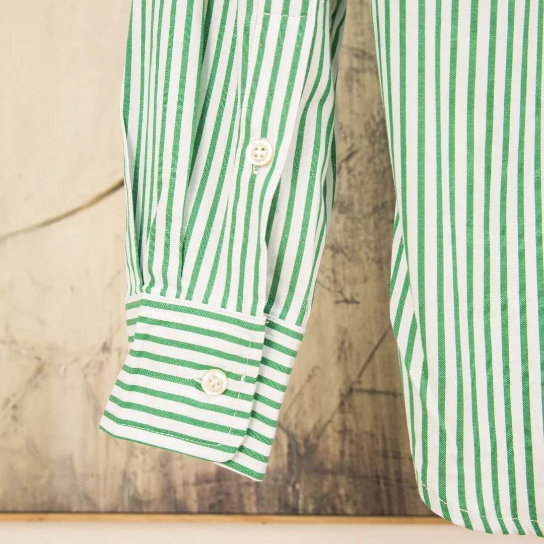 P290 zp version [Exclusive supply] Ralph Lauren/Ralph Lauren 2025SS new old-money style cotton poplin large and small striped long-sleeved casual shirt, 100% restored workmanship, embedded seams and clean edges, curved triangular bifurcation ✅100% cotton poplin, smooth feel, pre-car wash treatment, tighter yarn ✅Custom-dyed original pearlescent white bottom buttons, large and small partitions, vertical eyelets✅Special shaped chiffon foil included in the collar door tube Not easy to deform and pull ✅ RL three-color large and small vertical striped shirt. Extraordinary isometric. Cleverly matched stripes. Multiple wear to inspire self-expression. Relaxed layering to play with the look of the four seasons. Color: Red, Blue, Green Size: S M L XL Number: WW10964